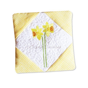 ITH Daffodil Mug Rug 4x4